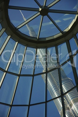 Burj Khalifa Dubai durch eine Glasfassade im Blick