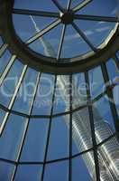 Burj Khalifa Dubai durch eine Glasfassade im Blick