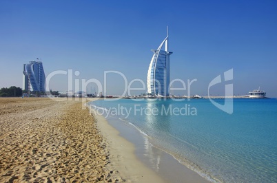 Burj al Arab in Dubai mit Strand Meer in Türkis