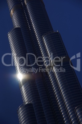 Burj Khalifa Dubai Fassade mit Sonnenstrahlen als Reflektion