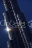 Burj Khalifa Dubai Fassade mit Sonnenstrahlen als Reflektion