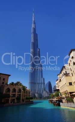 Burj Khalifa Dubai Fassade mit Sonnenstrahlenund See im Vordergrund