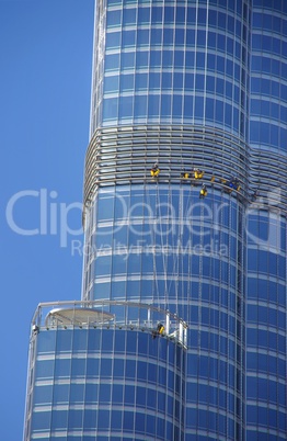 Fensterputzer an der Fassade des Burj Khalifa in Dubai