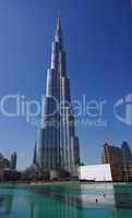 Burj Khalifa Dubai Fassade mit Sonnenstrahlen und See