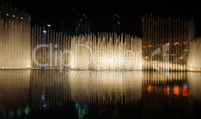 Dubai Downtown Springbrunnen Fonatainen in der Nacht am Burj Khalifa