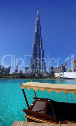 Burj Khalifa Dubai Fassade mit Sonnenstrahlen und See im Vordergrund ein Boot