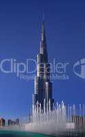 Burj Khalifa Dubai Fassade mit Sonnenstrahlen und Springbrunnen Fontainen