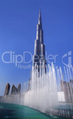 Burj Khalifa Dubai Fassade mit Sonnenstrahlen und Springbrunnen Fontainen
