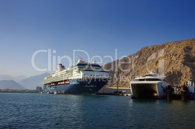 Kreuzfahrtschiff im Hafen in den Emiraten