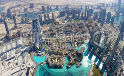 Dubai Luftansicht über die Stadt mit ihren Gebäuden und Hochhäusern und See