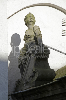 Kinderstatue auf dem Mausoleum in Alverdissen