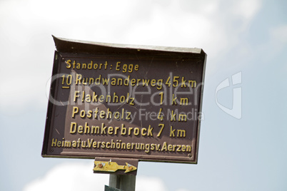 Wanderwegweiser in Aerzen-Egge