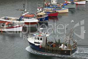 Fischerboote im Hafen von Mevagissey, Cornwall, Großbritannien