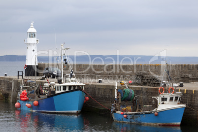 Fischerboote im Hafen von Mevagissey, Cornwall, Großbritannien