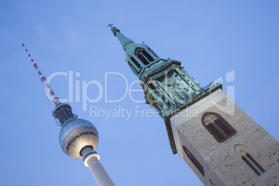 Fernsehturm und Kirchturm der St. Marienkirche in Berlin, Deutsc