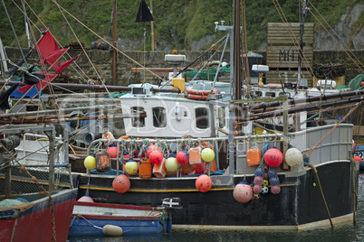 Fischerboote im Hafen von Mevagissey, Cornwall, Großbritannien