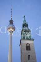 Fernsehturm und Kirchturm der St. Marienkirche in Berlin, Deutsc