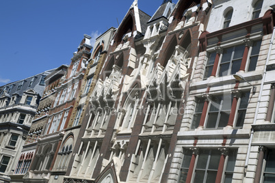 Fassade eines traditionellen Appartementhauses in London, Großb