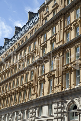 Fassade eines traditionellen Appartementhauses in London, Großb