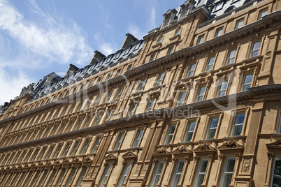 Fassade eines traditionellen Appartementhauses in London, Großb
