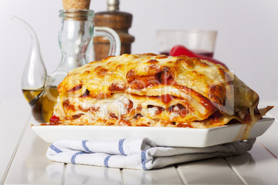 Lasagne auf einem weißen Teller