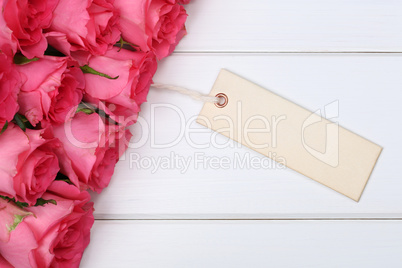 Rosen Blumen zum Valentinstag oder Muttertag mit Karte auf Holzb