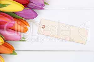 Tulpen Blumen im Frühling oder Muttertag mit Karte auf Holzbret