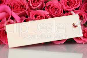 Rosen Blumen zum Valentinstag oder Muttertag mit Karte und Textf