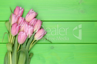 Blumenstrauß mit Tulpen im Frühling oder Muttertag auf Holzbre