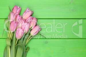 Blumenstrauß mit Tulpen im Frühling oder Muttertag auf Holzbre