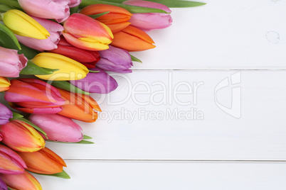 Tulpen Blumen im Frühling oder Muttertag auf Holzbrett