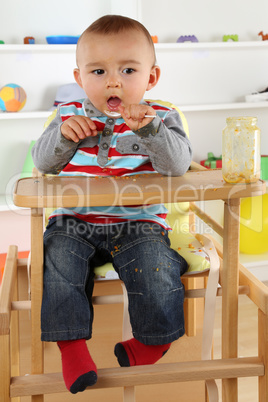 Baby beim Essen von Brei mit Löffel
