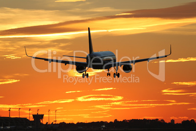 Flugzeug beim Landen auf Flughafen im Sonnenuntergang während R