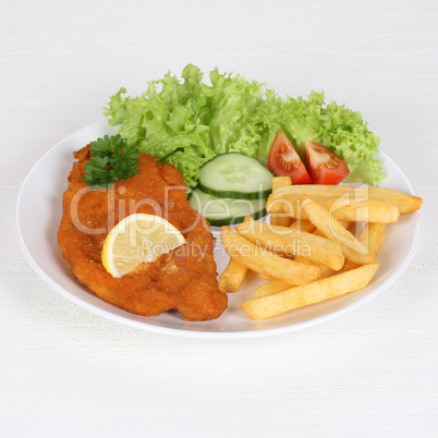 Wiener Schnitzel mit Pommes und Salat auf Teller