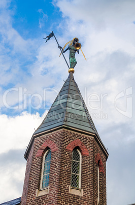 Kirchturmspitze mit Figur