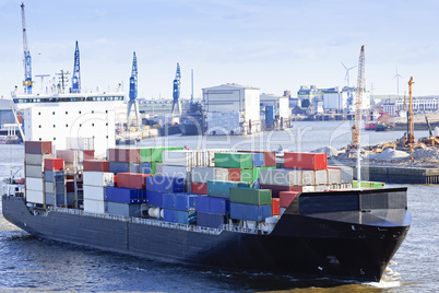 Containerschiff  im Hafen von Hamburg, Deutschland