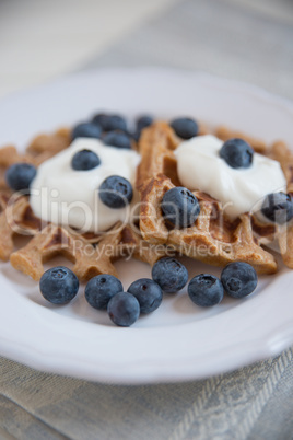 Belgische Waffeln mit frischen Beeren