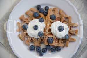 Belgische Waffeln mit frischen Beeren