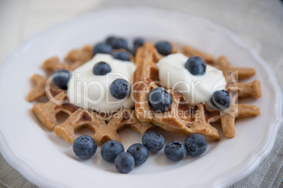 Belgische Waffeln mit frischen Beeren