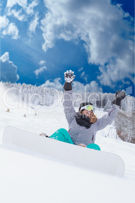 Junges Mädchen in Übergröße sitzt mit Ihren Snowboard im Schnee und freut sich