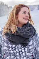 Portrait einer blonden molligen Frau in Winterjacke und dickem Schal.