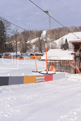 Bügel eines Skilifts in einer Winterlandschaft