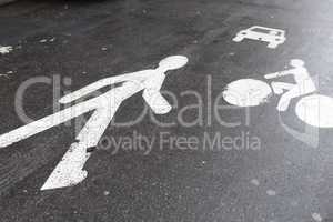 Piktogramme auf dem Asphalt, Fußgänger,Auto,Motorrad