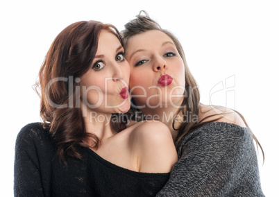 2 Freundinnen machen einen Kussmund