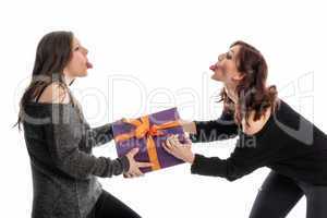 2 Freundinnen streiten um ein Geschenk