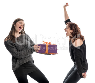 2 Mädchen freuen sich über Geschenk