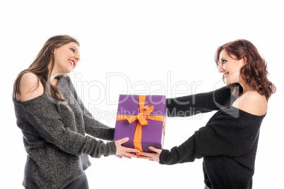 Mädchen überreicht Freundin ein Geschenk