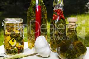 Knoblauchknolle und Olivenöl mit Kräutern, garlic bulb and oli