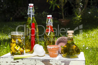Knoblauchknolle und Olivenöl mit Kräutern, garlic bulb and oli