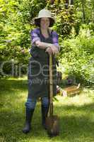 Frau mit Spaten im Garten, Woman with spade in a garden